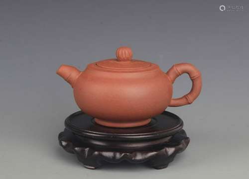 A FINELY MADE YI XING ZI SHA TEA POT