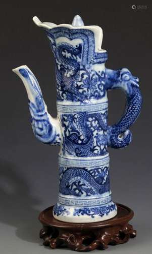 A FINELY PAINTED BLUE AND WHITE PORCELAIN WATER BOTTLE