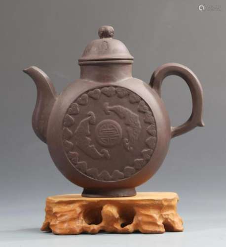 A FINELY MADE ZI SHA TEAPOT WITH HANDLE