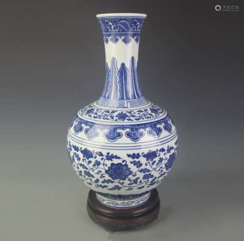 A TALL BLUE AND WHITE FLOWER PATTERN PORCELAIN VASE