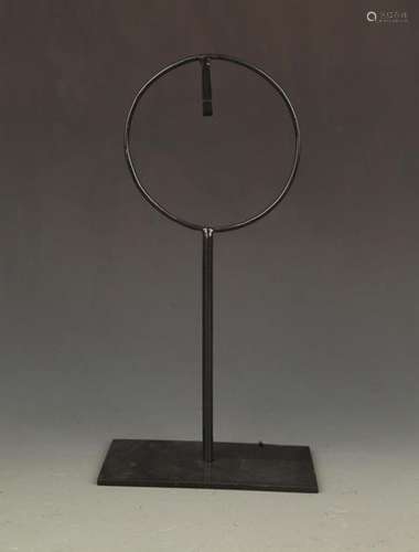 AN ROUND IRON JEWELRY STAND