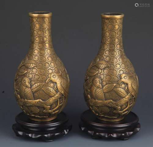 PAIR OF BRONZE PARROT CARVING VASE
