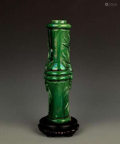 A LARGE GREEN COLOR PORCELAIN BOTTLE