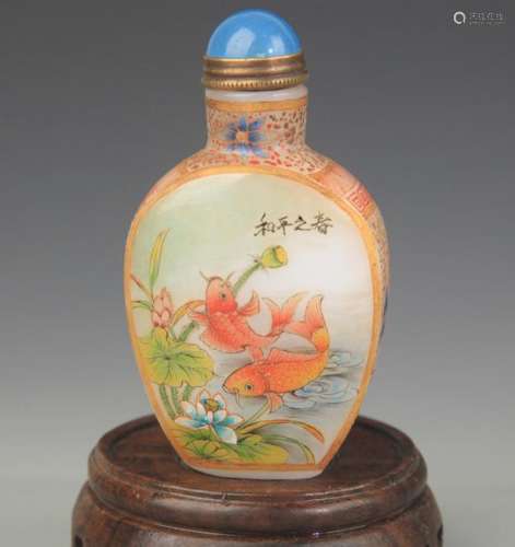 A FINE FISH PAINTED GLASS SNUFF BOTTLE