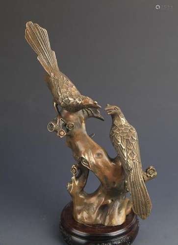 A BRONZE MAGPIE FIGURE DECORATION