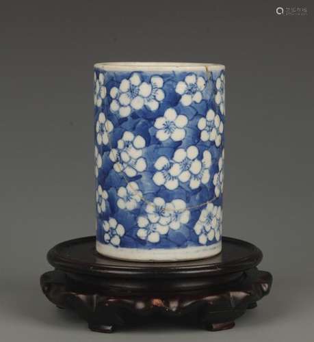 A FINE BLUE AND WHITE PORCELAIN BRUSH HOLDER