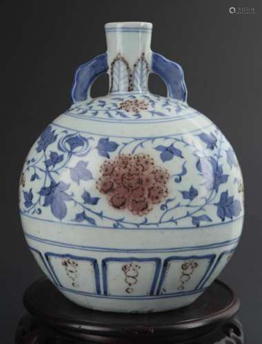A BLUE AND WHITE FLOWER PAINTED LARGE ROUND VASE