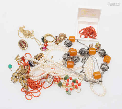 A selection of jewellery