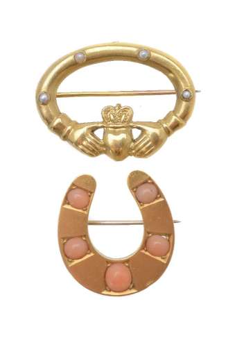 ϒ A Victorian coral horseshoe brooch