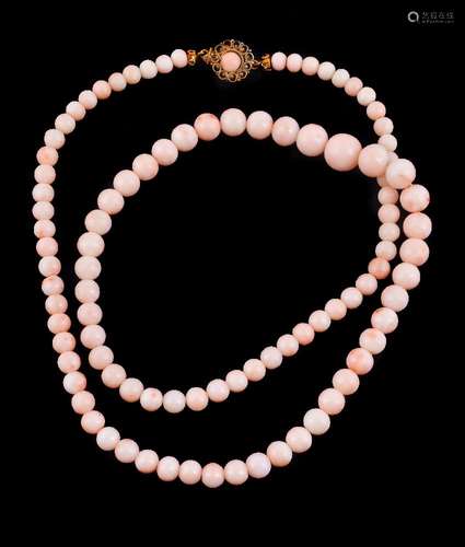 ϒ A graduated pale coral bead necklace