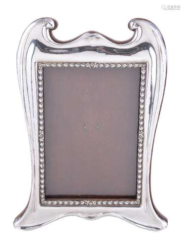 An Edwardian silver photograph frame