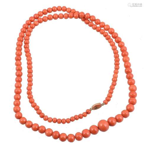 ϒ A graduated coral bead necklace