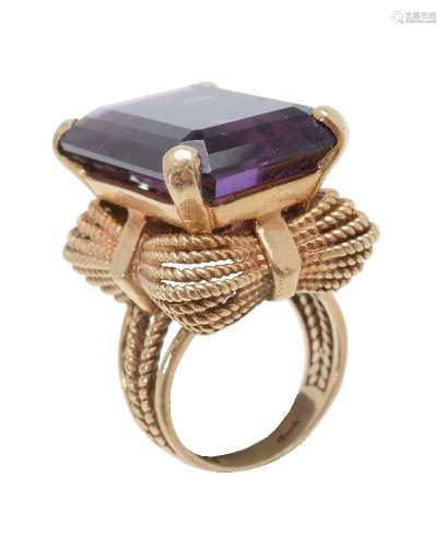A 1960s synthetic colour change sapphire dress ring