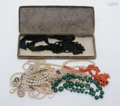 ϒ A small collection of costume jewellery