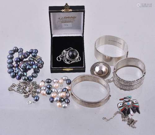 A small collection of jewellery