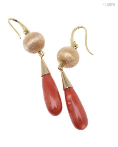 ϒ A pair of coral ear pendants
