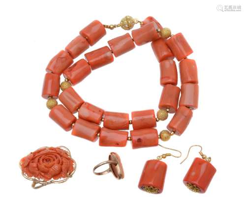 ϒ A coral necklace