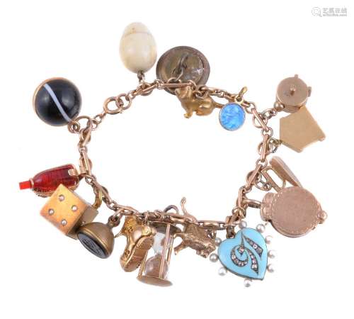ϒ A gold coloured charm bracelet and charms
