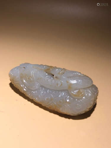 17-19TH CENTURY, A DRAGON DESIGN HETIAN JADE ORNAMENT, QING DYNASTY