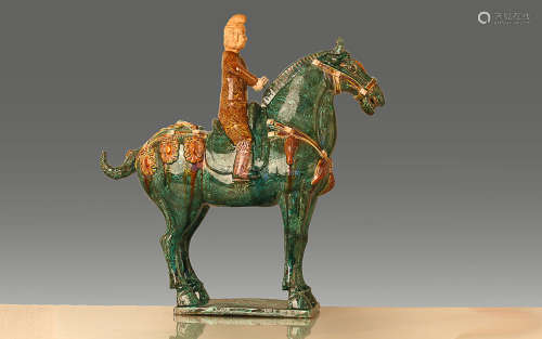 A HORSE RIDING PATTERN TANG TRI-COLOR GLAZED CERAMICS