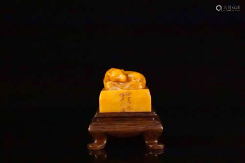 17-19TH CENTURY, A BENEVOLENT DESIGN FIELD YELLOW STONE SEAL, QING DYNASTY