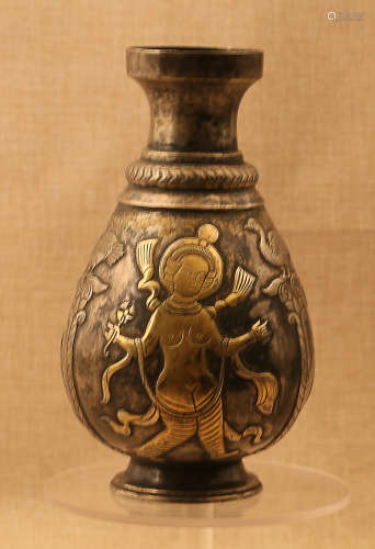7-9TH CENTURY, A PEOPLE PATTERN GILT BRONZE VASE, TANG DYNASTY