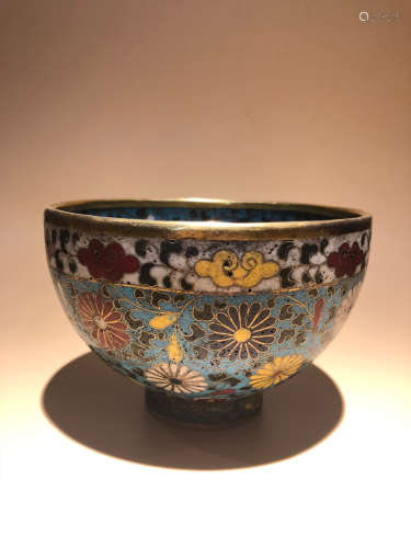 17-18TH CENTURY, A FLORIAL PATTENR CLOISONNE BOWL, EARLY QING DYNASTY