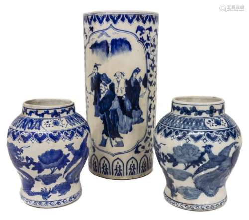 (3) CHINESE BLUE & WHITE PORCELAIN URNS, HAT STAND