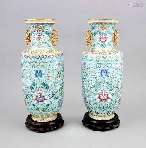 A pair of Chinese famille rose vases, 19th/20th c.,