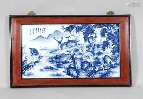 Große Porzellanplatte mit Hirschen, China, wohl