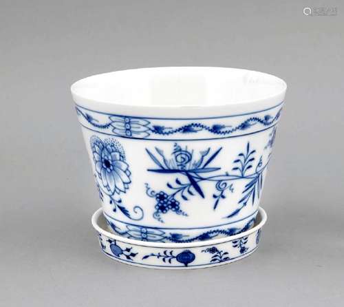 A cachepot with saucer, Meissen, mark after 1934, first