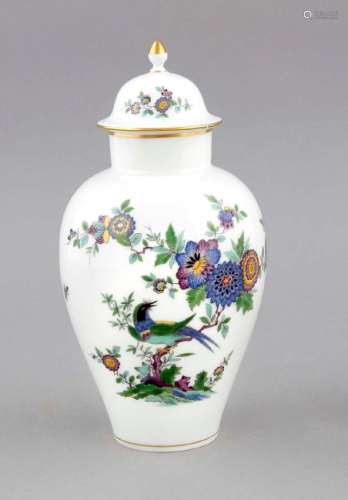A lidded vase, Meissen, mark 1957-72, 1st quality,