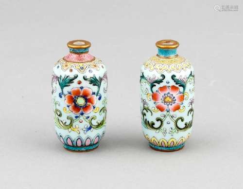 A pair of Chinese miniature vases, 19th/20th c., with