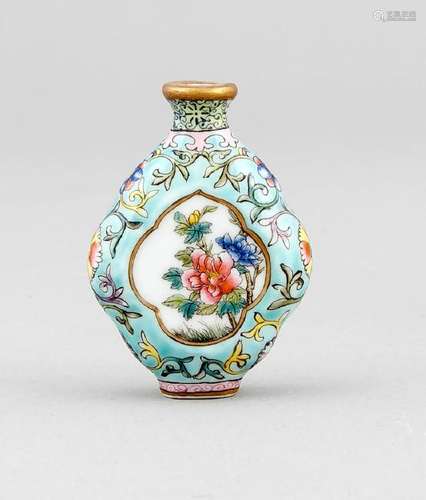 A Chinese miniature famille rose vase, 19th/20th c.,