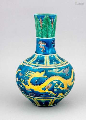 Flaschenvase im Fahua-Stil, China, 20. Jh., Reliefdekor