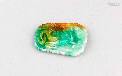 Dreifarbiges Jade/Jadeit?-Pendentiv, China, wohl 20.