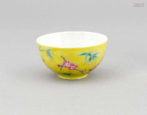 A small Chinese famille rose bowl, 1st half of 20th c.,