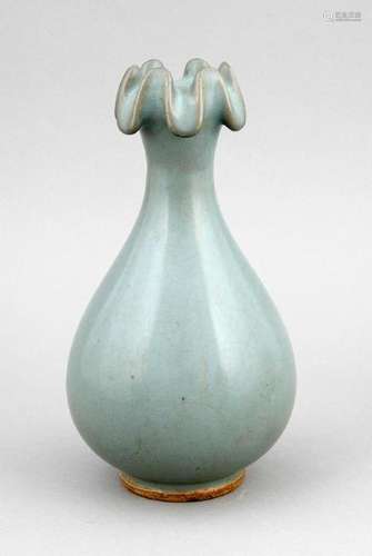 Seladon-farbene Flaschenvase, China (Longquan?), wohl