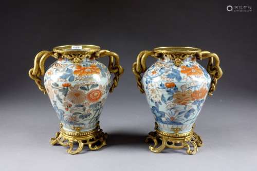 Paire de Vases Imari. A décor floral bleu, rouge d…