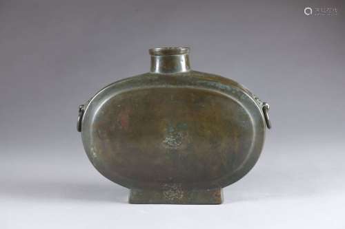 Vase “Bian Hu“. Aux anses, en anneau, retenues par…