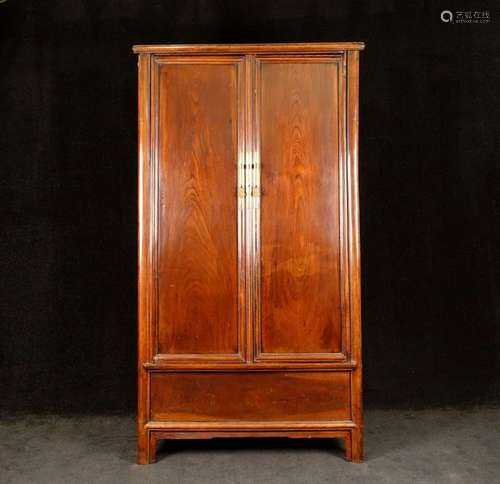 Armoire. A petite corniche droite. Elle ouvre par …