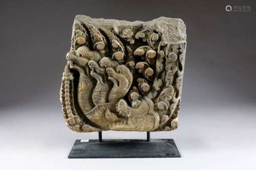 Bas Relief Khmer. Finement sculpté de quatre têtes…