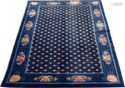 Carpette Chine. Le fond, bleu, est décoré, en plei…