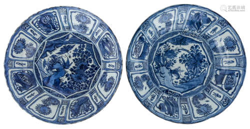 A PAIR OF CHINESE BLUE AND WHITE KRAAK CHARGERS, LATE MING DYNASTY