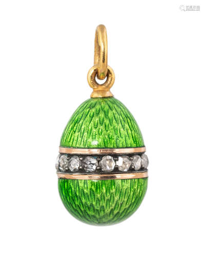 A RUSSIAN GOLD AND GUILLOCHE ENAMEL EGG PENDANT, AUGUST FREDRIK HOLLMING, ST. PETERSBURG, 1899-1904