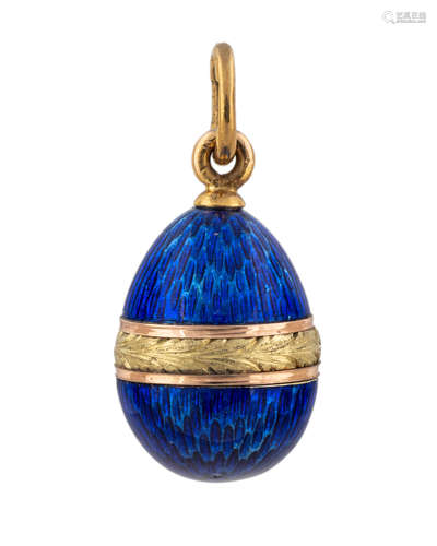 A RUSSIAN GOLD AND GUILLOCHE ENAMEL EGG PENDANT, AUGUST FREDRIK HOLLMING, ST. PETERSBURG, 1899-1904