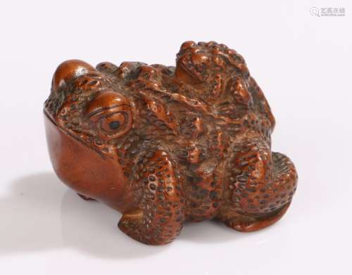Japanese Meiji period carved netsuke, toad and young, 4.5cm long