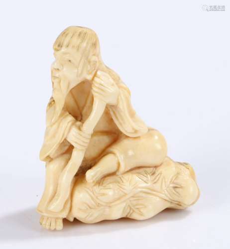 Japanese Meiji period ivory netsuke, carved as a seated scholar on a rock, 4.5cm high