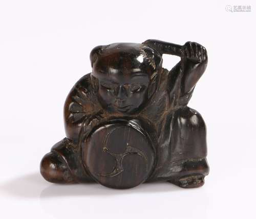 Japanese Meiji period netsuke, carved as a boy playing a drum, 3.5cm high