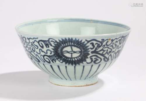 Qing Chinese export bowl decorated in blue and white with mark to the base, 19.5cm diameter 9.5cm